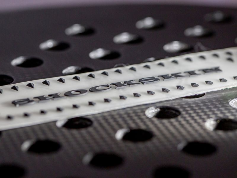 SHOCKOUT SHOCKSKIN PROTECTOR MAILANPÄÄSUOJA KIRKAS/MUSTA - Padeltarvikkeet - Boom Padel - Boom!padel